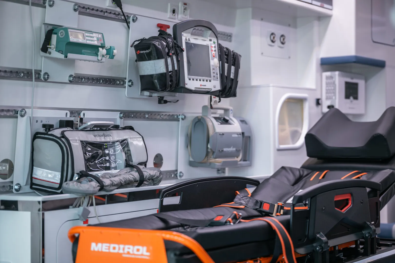 Wyposażenie ambulansów i motoambulansów